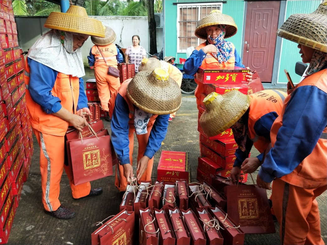 ? ?“中秋佳節(jié)、情暖職工” ? ? ? ? ?-----明佳集團(tuán)黨支部及工會(huì)組織開展中秋慰問(wèn)活動(dòng)